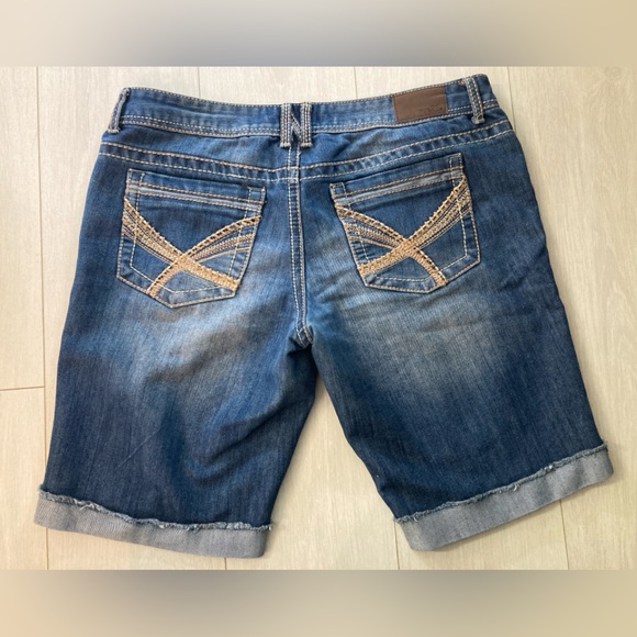 “rue 21” brand distressed denim shorts. Bermuda short length. Size 13/14. - Picture 2 of 2